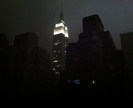 Empire State building straalt als een baas in de duisternis.