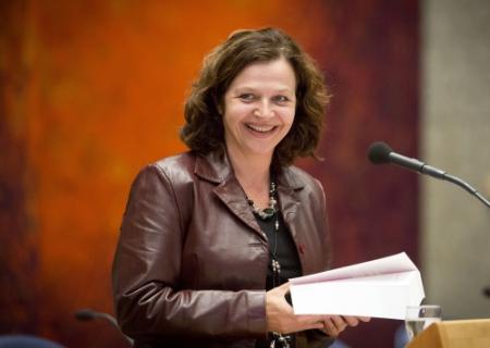 Schippers: gevolgen zorgpremie bestuderen