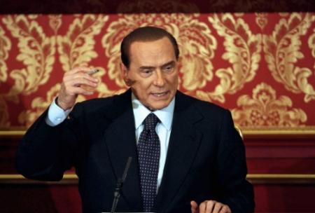 Berlusconi heeft escortmeisjes op'loonlijst'