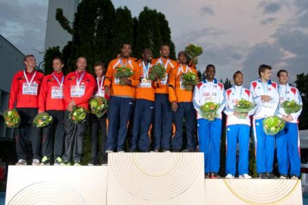 Het Nederlandse estafetteteam op het podium met de gouden medaille na het winnen van de 4x100 meter op het EK in Helsinki (WikiCommons/erki.nl)