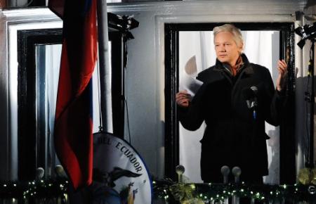 Assange lijkt het zat in de ambassade