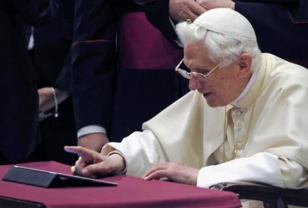 Paus twittert nu ook in Latijn