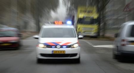 Man zwaargewond na val van motorkap