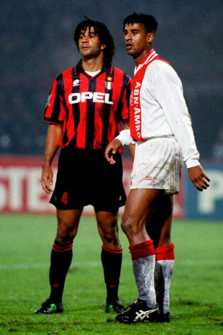 Frank Rijkaard en Ruud Gullit in de poulewedstrijd Ajax - AC Milan in de Champions League op 14 september 1994. Ajax zou in de poulefase tweemaal met 2-0 van AC Milan winnen. (Foto: ProShots)