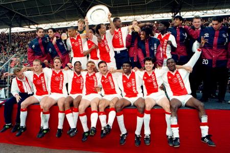 Ajax met de net daarvoor veroverde landstitel op 14 mei 1995 in het Olympisch stadion tegen FC Volendam. (Foto: ProShots)