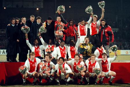 De spelers van Ajax met de Europese Supercup die gewonnen werd ten koste van Real Zaragoza. Na een 1-1 in Spanje won Ajax in eigen huis met 4-0. (Foto: ProShots)