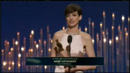 Anne Hathaway sleept zoals verwacht een beeldje in de wacht