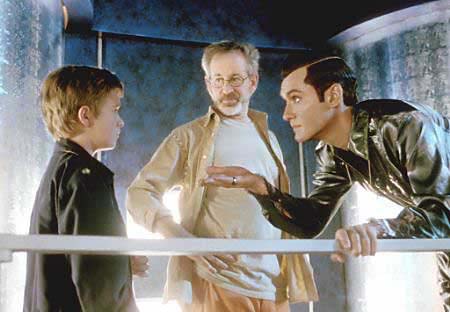 Spielberg, Haley Joel Osment en Jude Law op de set van A.I.
