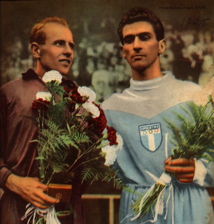 Emil Zátopek en Reinaldo Gorno na de olympische marathon in 1952. (WikiCommons/El Gráfico)