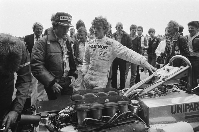 Kenny Roberts (wereldkampioen 500cc) (links) in gesprek met Jan Lammers bij zijn auto. (WikiCommons/Hans van Dijk)