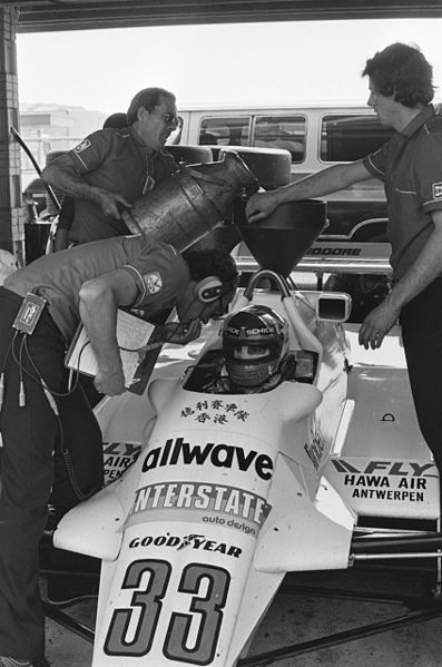 De Theodore van Jan Lammers wordt bijgetankt tijdens de kwalificatie van de Grand Prix op Zandvoort in 1982 (WikiCommons/Hans van Dijk)