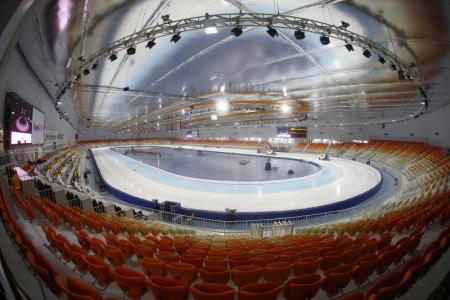 De Adler Arena Skating Center aan de binnenkant. Het ijs ligt klaar voor de wereldkampioenschappen afstanden. (Foto: ProShots)