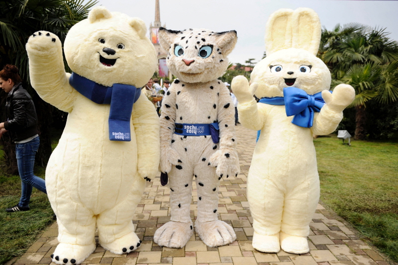 De mascottes van de Spelen in Sochi zijn er in ieder geval helemaal klaar voor. Van links naar rechts zie je een ijsbeer, een sneeuwluipaard en een haas. (Foto: ProShots)