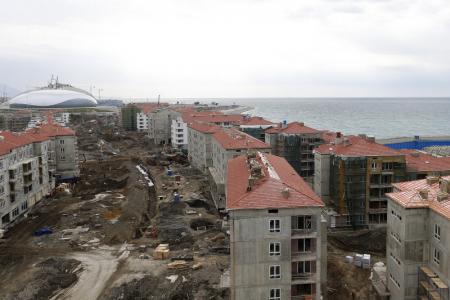 Aan de bouw van het olympisch dorp wordt nog hard gewerkt. Je kan mooi zien dat het olympisch park direct aan de Zwarte Zee ligt. (Foto: ProShots)