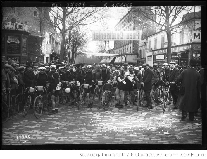De renners aan de start van Parijs - Roubaix in 1914. (Foto: WikiCommons/Agence Rol)