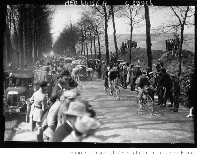 De renners onderweg in de koers, ook in 1927 werden de renners gevolgd door een flinke karavaan van auto's (Foto: WikiCommons/Agence de presse Meurisse)