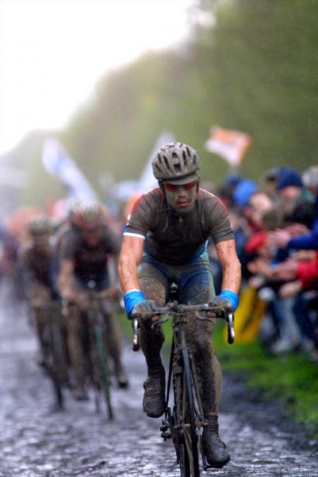 En dan veranderen de renners al snel in onherkenbare moddermonsters zoals Leon van Bon hier in 2001. (Foto: ProShots)