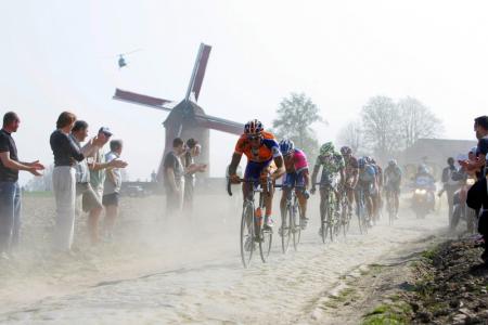 Bij droog weer wordt Parijs - Roubaix vaak één grote stofwolk. (Foto: ProShots)