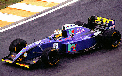 De opvallende paarse Simtek. Hier bestuurd door Domenico Schiattarella, teamgenoot van Jos Verstappen. (WikiCommons/Juanjoyutu)