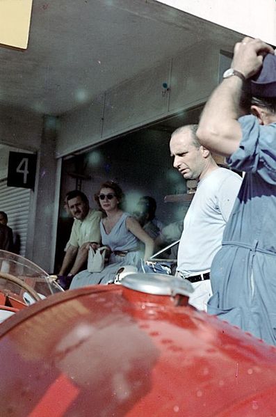 Fangio in de pitsstraat bij zijn Maserati tijdens de grand prix van Argentinië in 1957. (WikiCommons/Carlos Alberto Navarro)