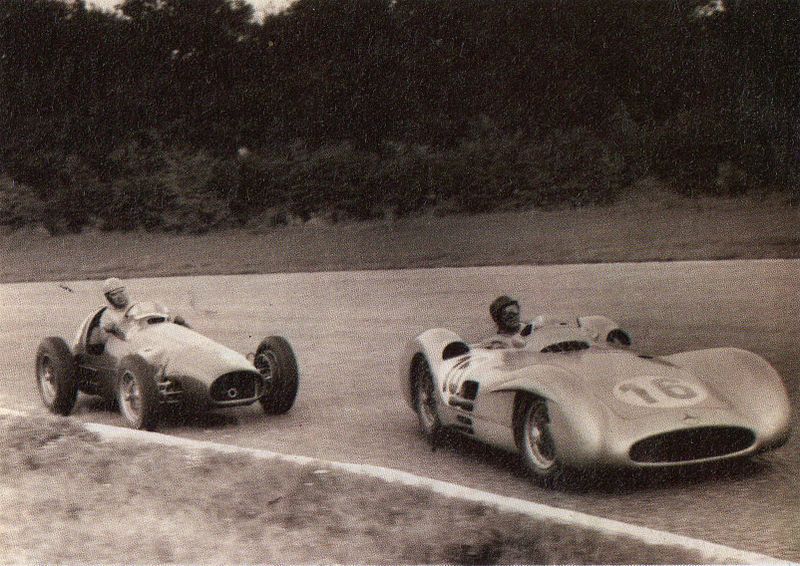 Alberto Ascari in achtervolging op Juan Manuel Fangio tijdens de grand prix van Italië in 1954. (WikiCommons/Cancellieri/de Agostini)