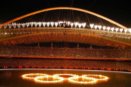 De opening van de Spelen in het olympisch stadion van Athene. Tijdens de ceremonie trad onder andere DJ Tiësto op. (Foto: ProShots)