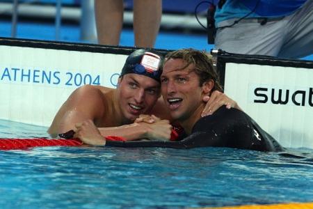 Pieter van den Hoogenband en Ian Thorpe na de finish van de 200 meter vrije slag. De Australiër wist de Nederlander voor te blijven en pakte zo het goud. (Foto: ProShots)