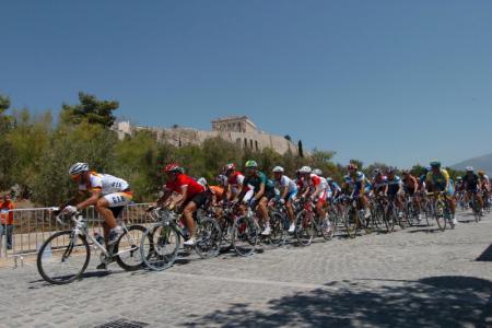 De wielrenners reden hun wegwedstrijd door Athene. Natuurlijk passeerden ze daarbij diverse bijzondere monumenten. Hier rijden de renners langs de Acropolis. (Foto: ProShots)