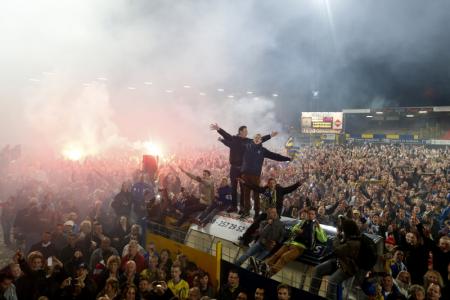 Bij aankomst midden in de nacht terug in Leeuwarden werd het team opgewacht door een massa fans in het stadion. (Foto: Pro Shots)