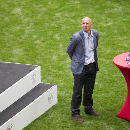 Oud Ajaxspeler Rob de Wit mocht de kampioensschaal uitreiken aan de spelers. (Foto: Pro Shots)