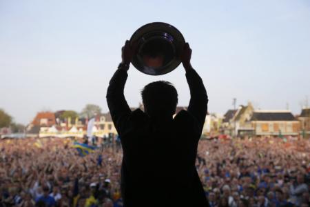 Cambuurtrainer Henk de Jong toont de kampioensschaal aan de supporters. (Foto: Pro Shots)