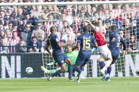 Adam Maher vindt een weg tussen de PSV-spelers door en maakt de 1-0. (Foto: Pro Shots)