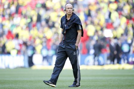 Arjen Robben kijkt voor de wedstrijd eens goed rond in het imposante Wembley Stadium (Foto: Pro Shots)