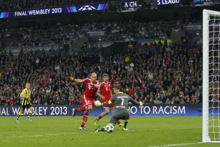 Langzaam hobbelt de bal het doel in en bezegelt zo het lot van Borussia Dortmund (Foto: Pro Shots)