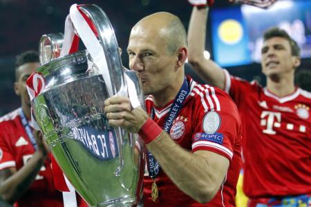 Arjen Robben kust de beker nog maar een keer. De beker waar hij al twee keer eerder dichtbij was. In zijn derde Champions League finale trekt hij met Bayern eindelijk aan het langste eind (Foto: Pro Shots)