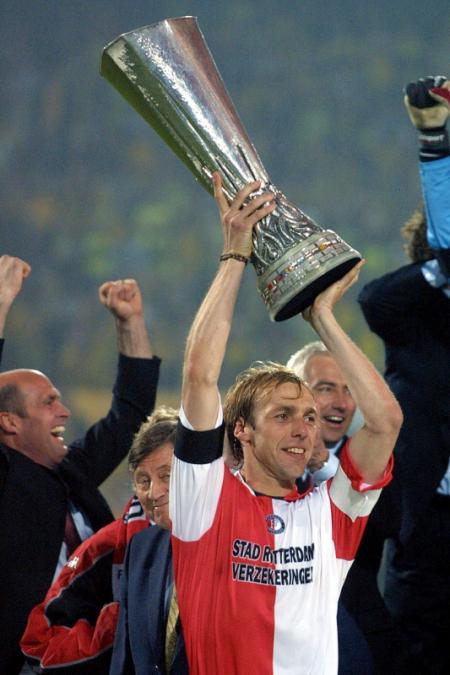 Paul Bosvelt mocht als eerste de UEFA cup trofee in ontvangst nemen (Foto: Pro Shots)