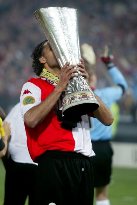 Pierre van Hooijdonk, de man die een zeer groot aandeel had in het winnen van de cup door Feyenoord, kust de beker (Foto: Pro Shots)