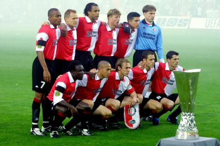 De elf spelers van Feyenoord die begonnen aan de wedstrijd tegen Borussia Dortmund. Achter: Bonaventure Kalou, Thomas Rzasa, Pierre van Hooijdonk, Jon Dahl Tomasson, Robin van Persie, Edwin Zoetebier. Voor: Christian Gyan, Shinji Ono, Paul Bosvelt, Patrick Paauwe en Kees van Wonderen (Foto: Pro Shots)