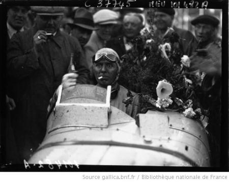 Achille Varzi tijdens de Grand Prix van Monaco in 1933 met stofbril en kapje op. (WikiCommons/Agence de presse Meurisse‏)