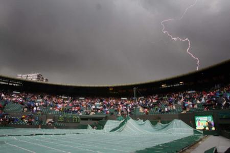 Regen en Wimbledon, een karakteristiek beeld (Foto: Pro Shots) 
