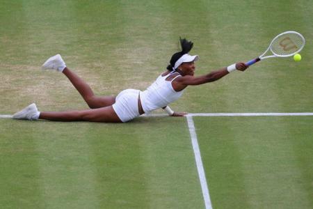 Venus Williams doet een verwoede poging om de bal te halen (Foto: Pro Shots)