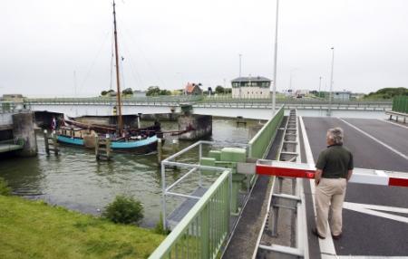 Brug in Afsluitdijk tot maandag gestremd