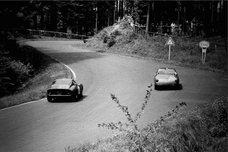 De Nürburgring in 1963 nog zonder vangrails langs de baan (WikiCommons/Lothar Spurzem)