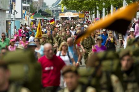 Vierdaagselopers over Zevenheuvelenweg