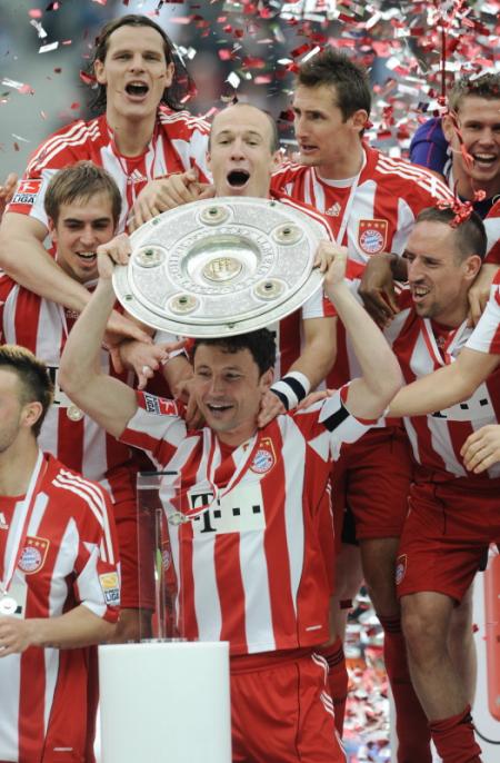 Mark van Bommel neemt als aanvoerder van Bayern München de kampioensschaal in ontvangst. (Foto: Pro Shots)