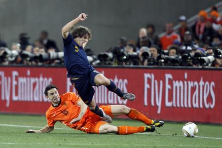 Mark van Bommel in duel met Carles Puyol tijdens de WK finale in 2010 (Foto: Pro Shots)