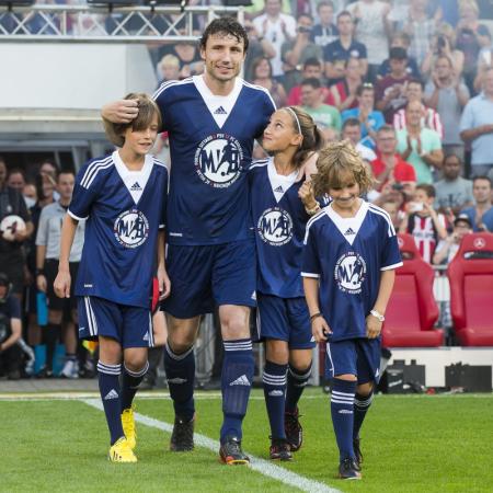 Samen met zijn kinderen betrad Mark van Bommel het veld voorafgaand aan de wedstrijd (Foto: Pro Shots)