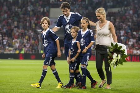 Met zijn gezin maakte Mark van Bommel een ereronde door het Philips Stadion als afsluiting van een mooie avond (Foto: Pro Shots)