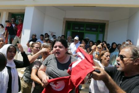 Duizenden Tunesiërs straat op na moord