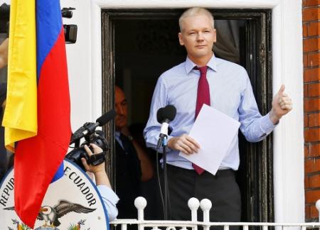 Assange tegen hackers: blijf strijden